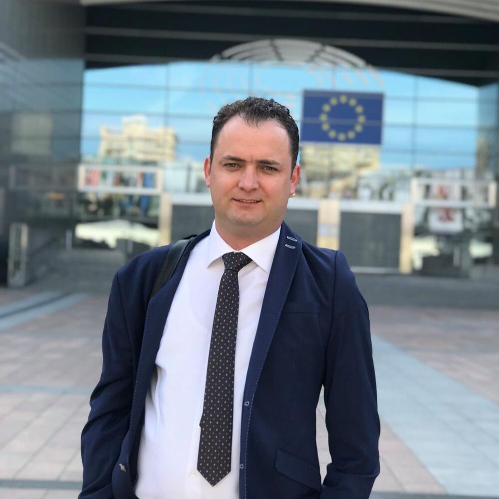 Gabriel Munteanu în fața Parlamentului European, Bruxelles