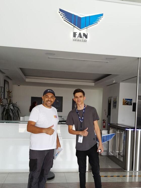 Operatorul Compania DDD și un reprezentant al clientului, în recepția unui sediu Fan Courier