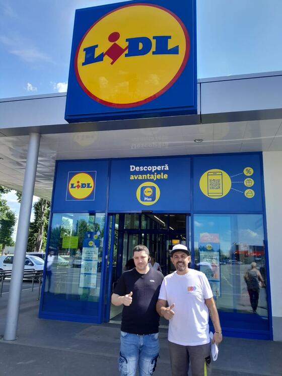 Operatorul Compania DDD și un angajat al magazinului, la intrarea într-un Lidl, la finalul intervenției
