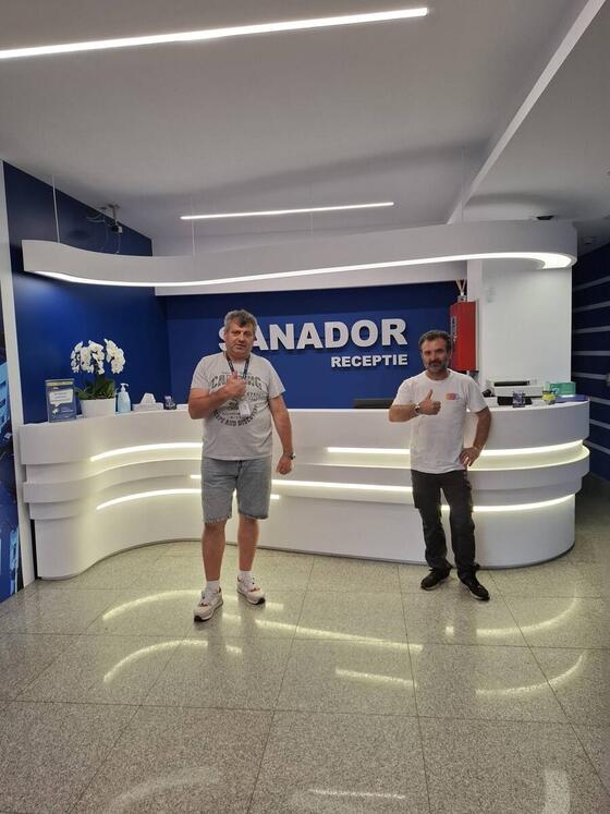 Colegul nostru, în tricou cu sigla Compania DDD, alături de un reprezentant al clientului, la recepția unei clinici Sanador